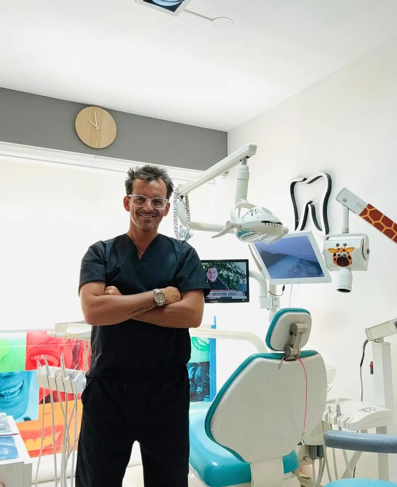 El Dr. Lucas Visconti en su consultorio odontológico de Mar del Plata